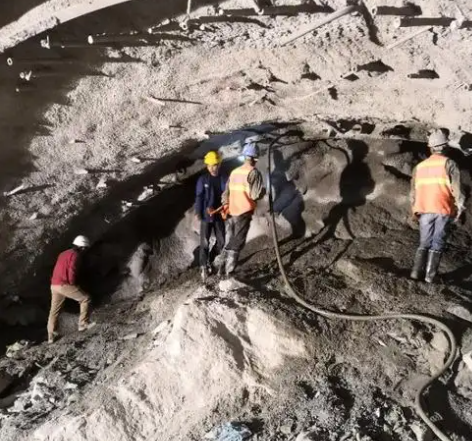 新丰拱顶带模注浆料的施工流程及注意事项